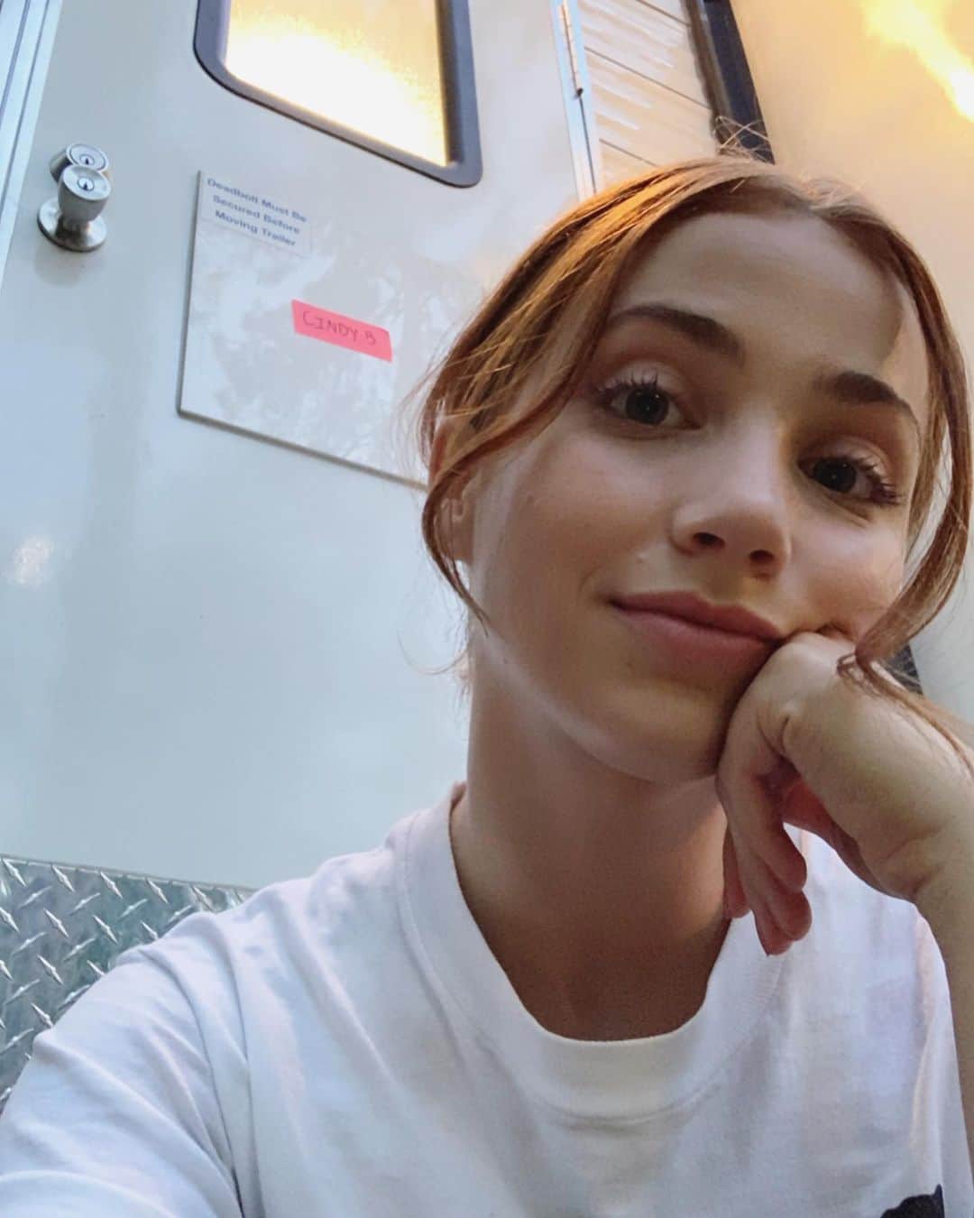 エミリー・ラッドのインスタグラム：「that’s a got dang wrap my mans & ma’ams 🎬 major big love & thank yous to my 3 other/better halves and the rest of the #fearstreet cast & crew. lucky to have been a part of this one and excited for you guys to experience it too ✨」
