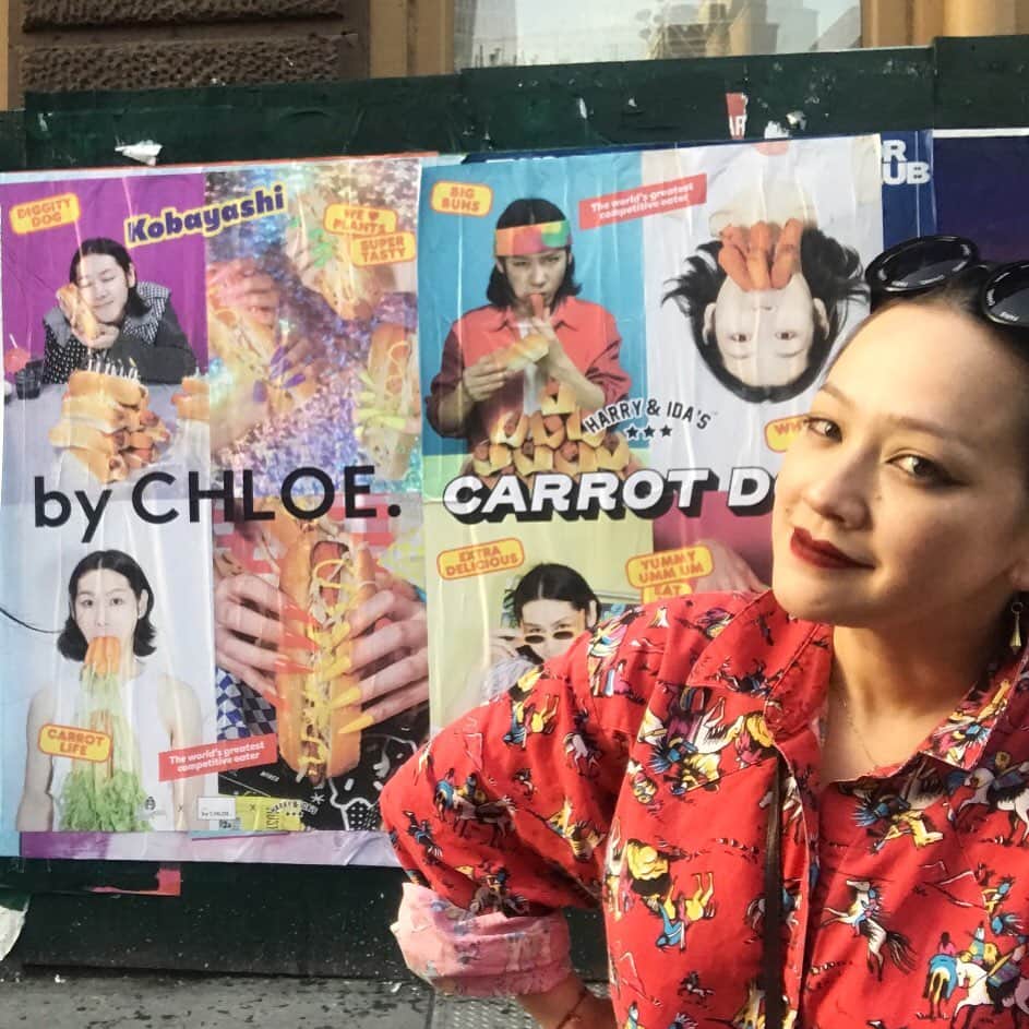 小林尊のインスタグラム：「ME ME ME & @maggiechatter Hope the posters on the wall will survive. 🤞 Thank you @eatbychloe for this wonderful opportunity! ニューヨークの街に少しでも長く残りますように🥕  #ポスター #NYC #carrotdog  #plantbased #veggiedog」