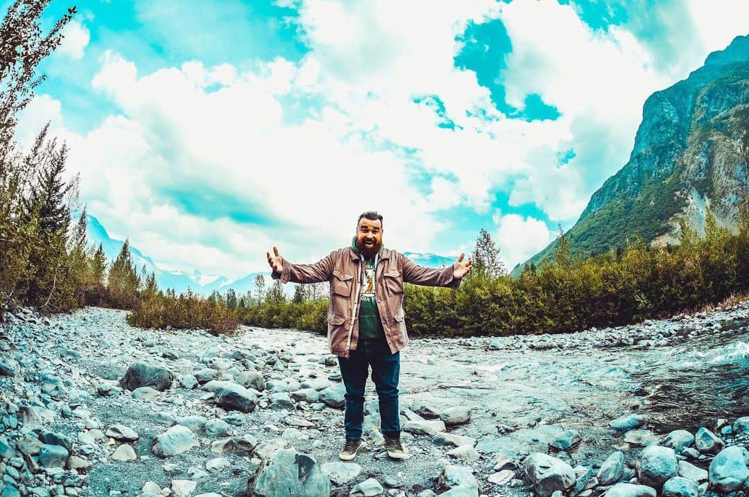 Shinedownさんのインスタグラム写真 - (ShinedownInstagram)「Our epic day off exploring Byron Glacier Trail in Alaska reminded us of how important it is to get outside and explore nature... We knew that if we didn’t GET UP and out, we’d totally regret it. So we CRUSHED IT! We’ve seen a lot of this country, but nothing quite like this. A simple act of spontaneity led us to some of the most beautiful things we have ever seen. . What’s the most epic outdoor adventure you’ve experienced? ⛰ . . 📷 @sanjayparikhphoto #shinedown #wellnesswednesday #getup #mothernaturerocks #offdays #shinedownoffday #saveourplanet #neverstopexploring #getoutside #alaska #byronglacier」8月29日 5時29分 - shinedown