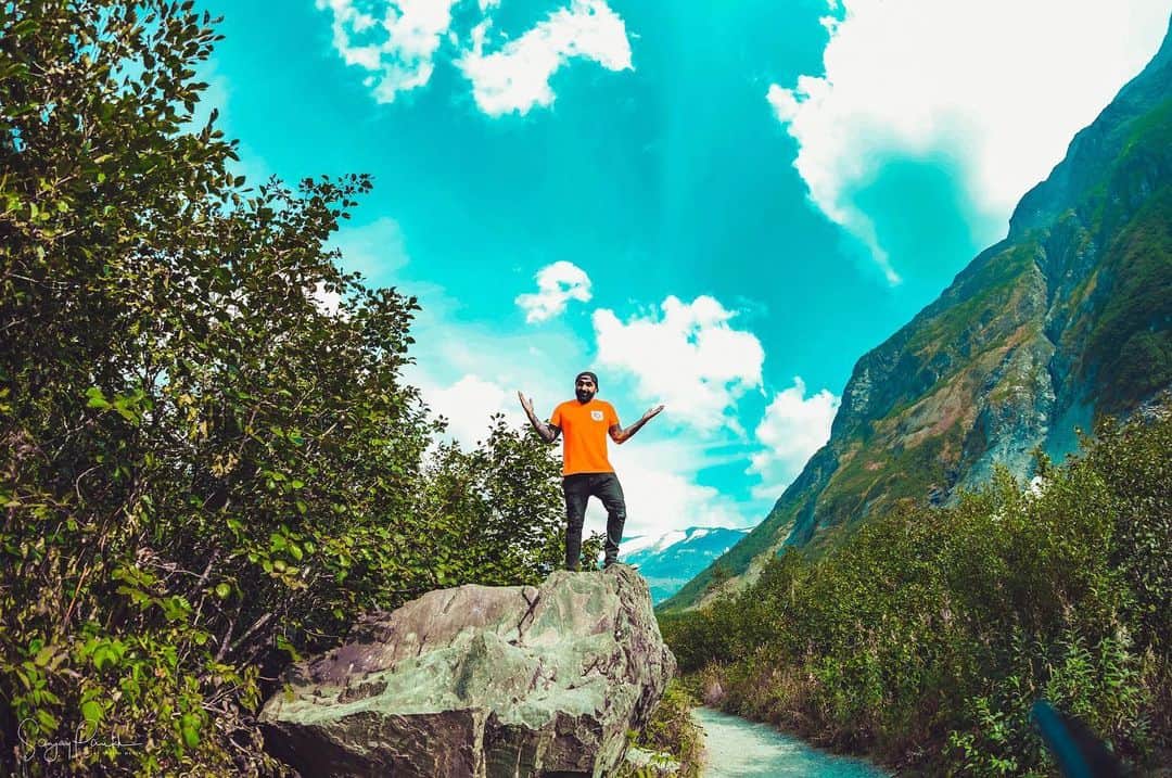 Shinedownさんのインスタグラム写真 - (ShinedownInstagram)「Our epic day off exploring Byron Glacier Trail in Alaska reminded us of how important it is to get outside and explore nature... We knew that if we didn’t GET UP and out, we’d totally regret it. So we CRUSHED IT! We’ve seen a lot of this country, but nothing quite like this. A simple act of spontaneity led us to some of the most beautiful things we have ever seen. . What’s the most epic outdoor adventure you’ve experienced? ⛰ . . 📷 @sanjayparikhphoto #shinedown #wellnesswednesday #getup #mothernaturerocks #offdays #shinedownoffday #saveourplanet #neverstopexploring #getoutside #alaska #byronglacier」8月29日 5時29分 - shinedown