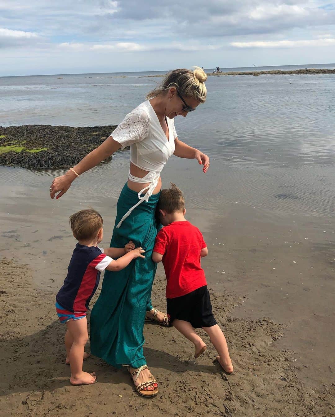 ヘレン・スケルトンさんのインスタグラム写真 - (ヘレン・スケルトンInstagram)「I thought we would have a cute photo by the sea. They thought they would rugby tackle me into the water. True story. #mumofboys #mywildlings #boys #family #freshair #coast #yorkshire #vanlife #uktravels for those asking Princess Jasmine pants are @thisiswhistles and top is @nastygal」8月29日 5時39分 - helenskelton