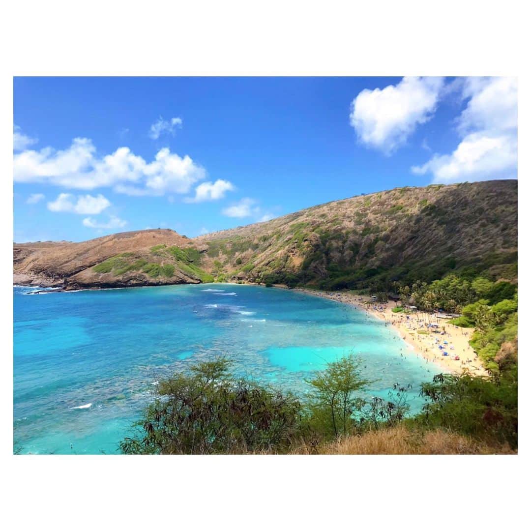 荒川れん子のインスタグラム：「Hanauma bay for snorkeling🐠 日本から遊びにきてくれたお友達家族とシュノーケルにハナウマ湾へ。ハナウマ湾に来たのって学生の時以来だから何万年ぶりかしら⁈😅 やっぱ子供達にはいいね〜✨ 張り切って朝7時にワイキキを出発し、皆でたっぷり遊んで私もすっかり夏休み気分😆 楽しかった〜🎶 しっかしモデルの子供はモデル体型なもんだわ😳 親子で脚長っっ！！ . . #hawaii #hanauma #lovehawaii #summervacation #luckywelivehawaii #hawaiilife #travel #beachlife #tropical #beach #lifeisajourney #snorkel  #family #hawaiistagram #instahawaii #ハワイ #ハワイ暮らし #ハワイ生活 #シュノーケル #夏休み #夏 #家族 #旅 #ハワイ好き #ハワイ旅行 #ビーチ #海 #リゾート」