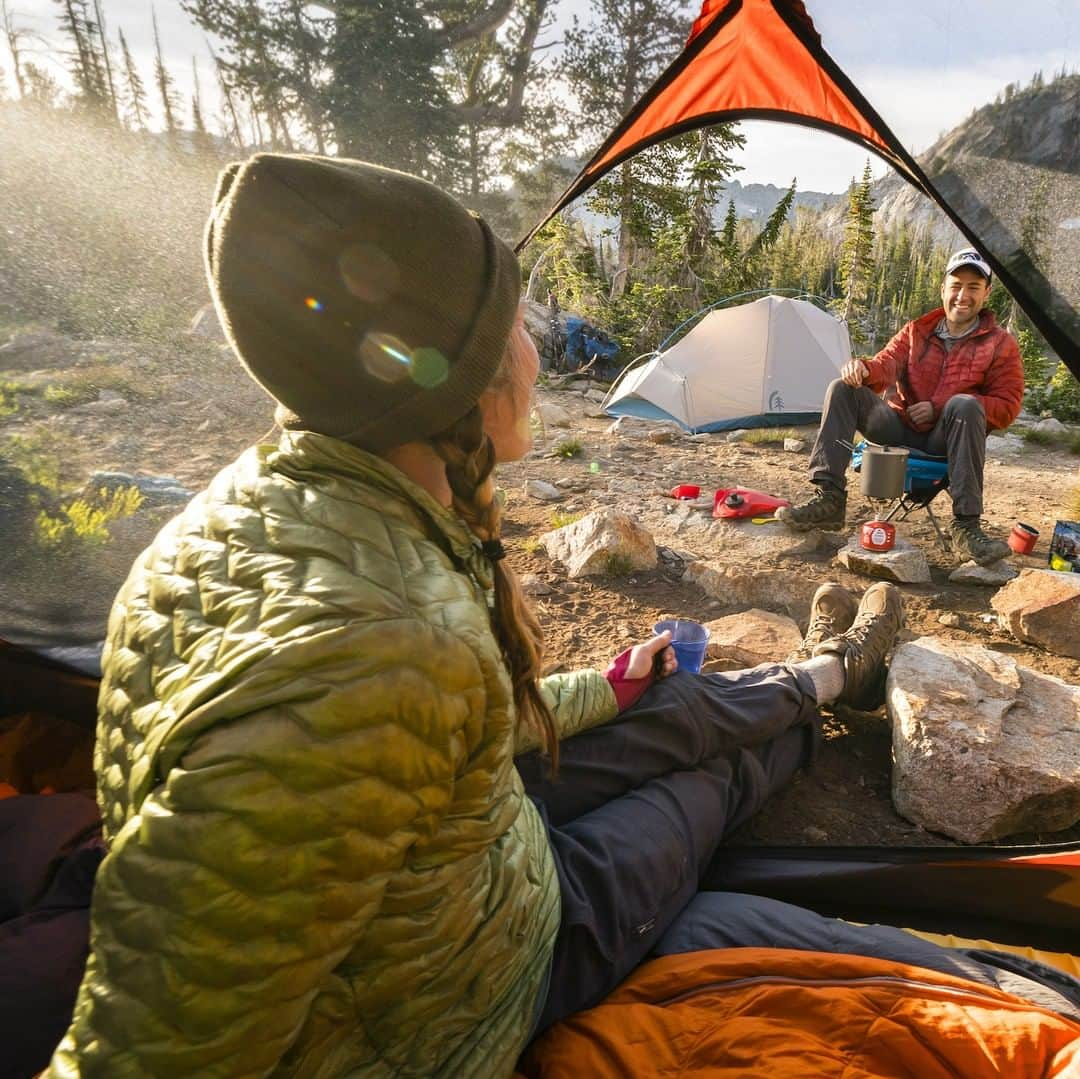 オボズさんのインスタグラム写真 - (オボズInstagram)「No one likes backcountry B.O.  If your summer's last big hurrah is a multi-day backpacking trip, don't forget to pack for good hygiene. You'll feel better, and so will your friends by not abandoning you.  So, keep B.O. at bay and read our latest post from Oboz Ambassador and NOLS Instructor Molly Herber; link in bio. . . . #obozambassador #backpacking #hygiene #backpackingtips #truetothetrail」8月29日 5時45分 - obozfootwear