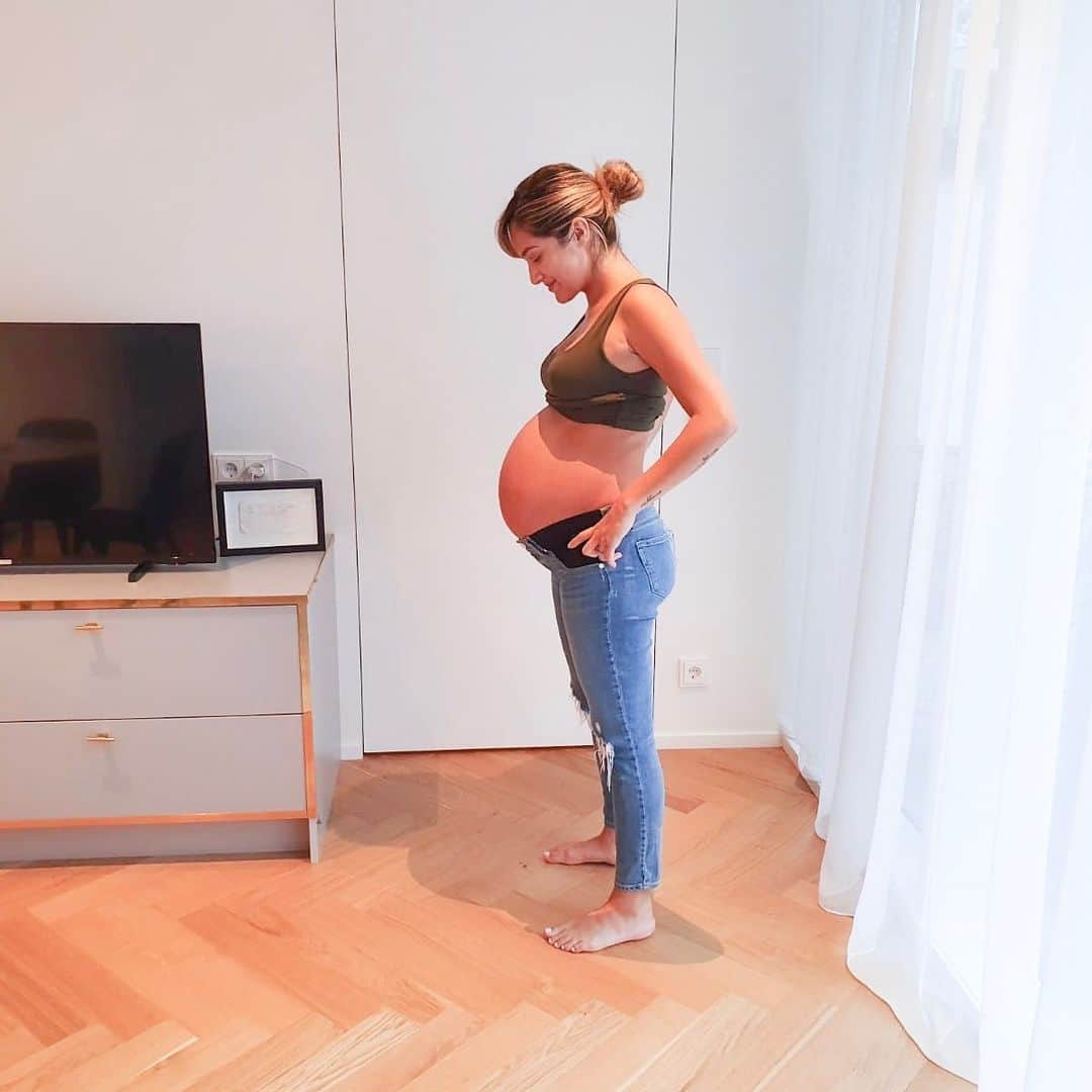 チャチー・ゴンザレスのインスタグラム：「Took my 28th week photo today and I CANNOT GET OVER MY BELLY. When I was 18 weeks I thought my belly was huge but wow....I’m really running out of womb. 😂  Also, I answered your pregnancy questions again and you get tmi on some personal questions 🙈 link in bio」