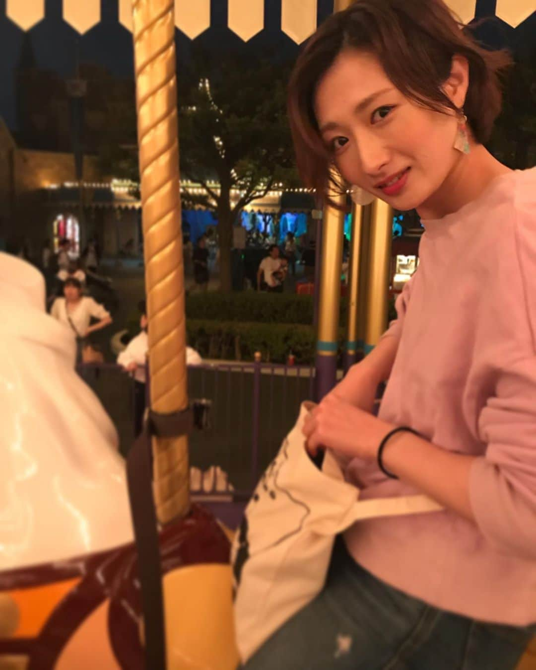 武田梨奈さんのインスタグラム写真 - (武田梨奈Instagram)「🧠 クランクインしてから一ヶ月経つのだけど、毎日たくさんの単語が出てきて、今まで当たり前の様にあった言葉たちが今すごく深く感じたり、逆に軽く感じたり、普段生きている中で漠然としていたものを改めて考えている日々。﻿ 共感できたり、できなかったりするけど、現実や日常に溢れていることに触れながら、そして台詞の一つ一つを読み取りながら、その意味を発する事はとても大きい。﻿ ﻿ 何が言いたいって、、、 大人って面白い。言葉って面白い。感覚って面白い。人間って面白い。﻿ 考えれば考えるほど難しいけど、面白い。﻿ 私は「考えるな！感じろ！」精神で生きてきたけど、﻿考える面白さもあるんだと気付きました。 という事で、今日も生きます。﻿ ﻿ 写真は全く関係ないですが、今年の誕生日に親友がディズニーランドへ連れて行ってくれた時のものです。」8月29日 5時57分 - rinatakeda615