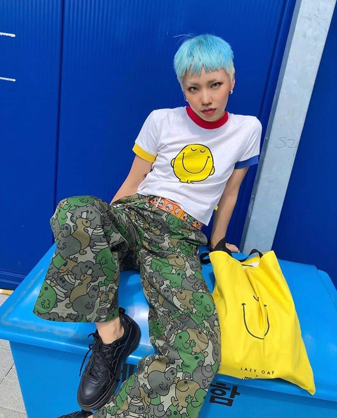 レイジー・オーフさんのインスタグラム写真 - (レイジー・オーフInstagram)「🙃 @naras._ in the Mr Happy Colour Block TShirt & Camo Work Pants 🙂 #MrMenxLazyOaf」8月29日 6時00分 - lazyoaf