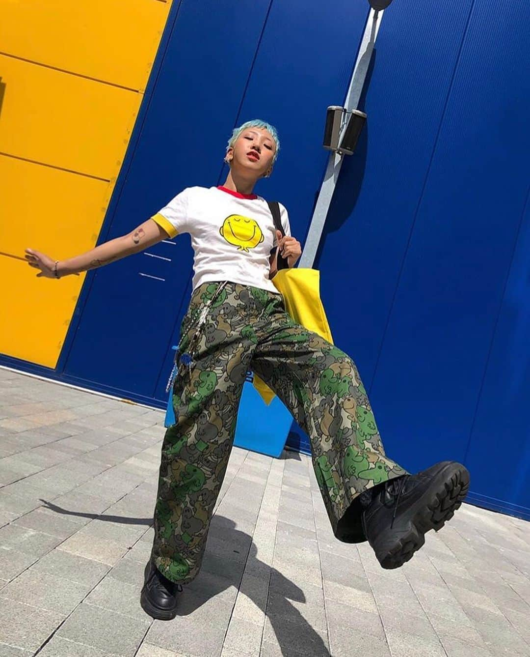 レイジー・オーフさんのインスタグラム写真 - (レイジー・オーフInstagram)「🙃 @naras._ in the Mr Happy Colour Block TShirt & Camo Work Pants 🙂 #MrMenxLazyOaf」8月29日 6時00分 - lazyoaf