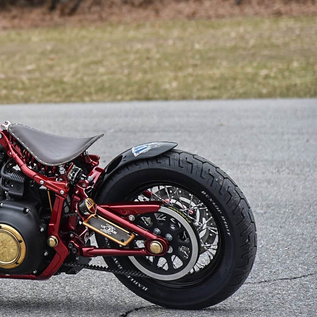 Harley-Davidsonさんのインスタグラム写真 - (Harley-DavidsonInstagram)「Meet The Joker, a #BattleoftheKings custom #StreetBob from the team at @greenmountainharleydavidson. This red and gold design is a Chop Category Winner and People’s Choice Winner. #HarleyDavidson」8月29日 6時00分 - harleydavidson