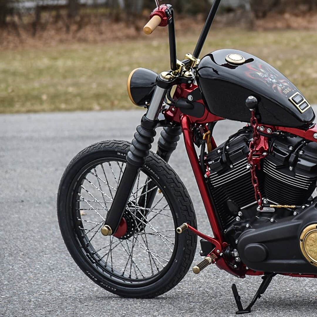 Harley-Davidsonさんのインスタグラム写真 - (Harley-DavidsonInstagram)「Meet The Joker, a #BattleoftheKings custom #StreetBob from the team at @greenmountainharleydavidson. This red and gold design is a Chop Category Winner and People’s Choice Winner. #HarleyDavidson」8月29日 6時00分 - harleydavidson
