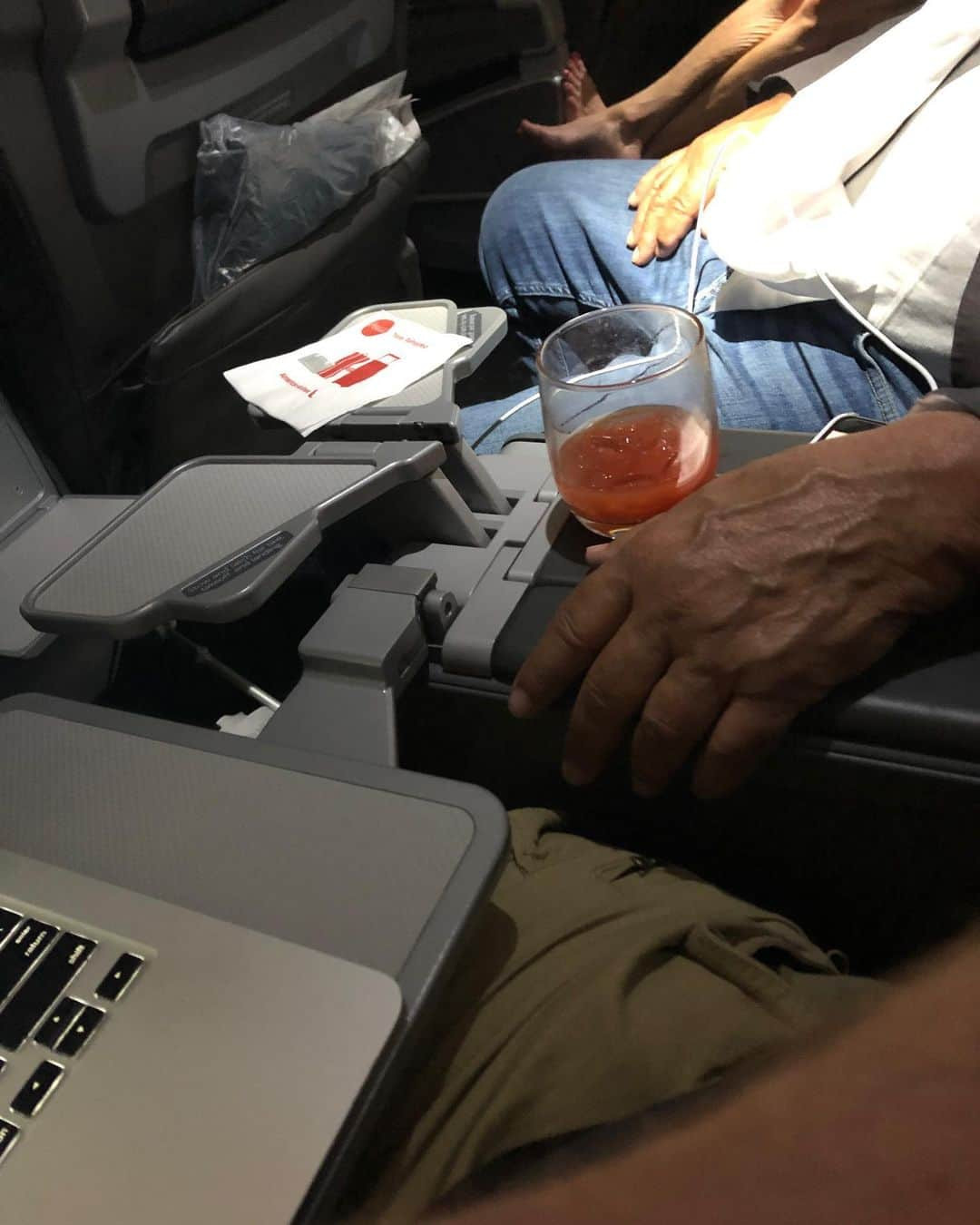 レイン・ウィルソンさんのインスタグラム写真 - (レイン・ウィルソンInstagram)「On my flight this sleeping guys hand came uncomfortably close to my thigh. He clearly violated the unwritten chair arm boundary rule of the skies. Perhaps it was his 3 bloody Mary’s or maybe the magnetic allure of my ‪Beyoncé‬-esque thighs? @‪Beyonce‬  Also, THE ENTIRE TIME, his iPhone flashlight was ON!!!!」8月29日 6時14分 - rainnwilson