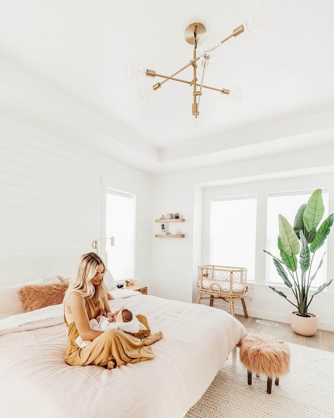 Aspyn Ovard Ferrisさんのインスタグラム写真 - (Aspyn Ovard FerrisInstagram)「Spending my days in bed with my babies 👶🏼🐶 Coziest bedding from @fieldcresthome found only at @target! #ad」8月29日 6時24分 - aspynovard