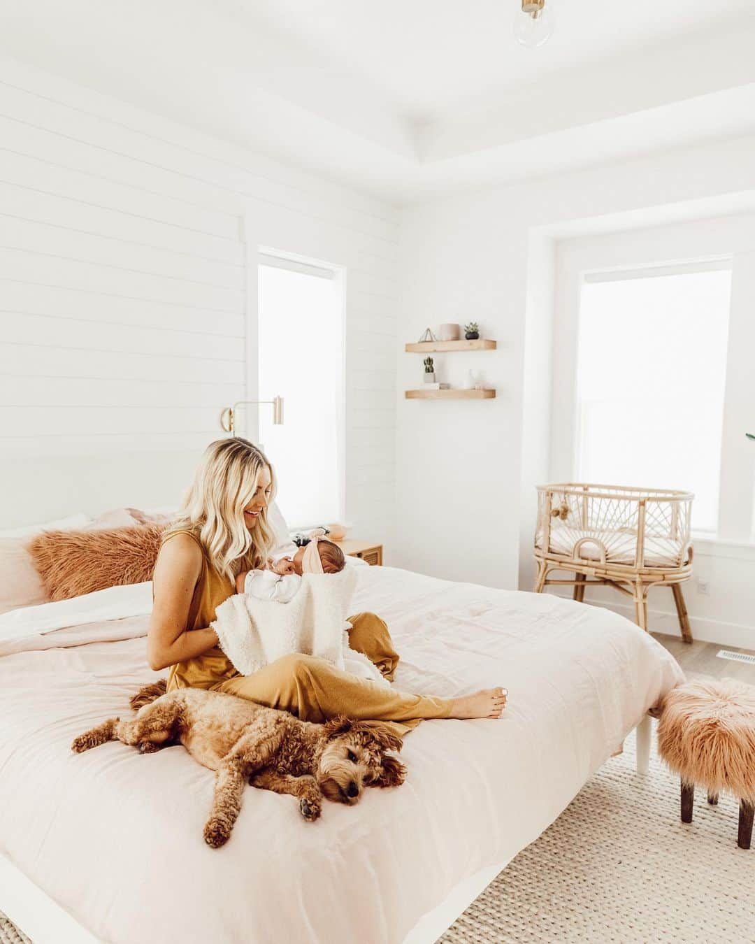 Aspyn Ovard Ferrisさんのインスタグラム写真 - (Aspyn Ovard FerrisInstagram)「Spending my days in bed with my babies 👶🏼🐶 Coziest bedding from @fieldcresthome found only at @target! #ad」8月29日 6時24分 - aspynovard