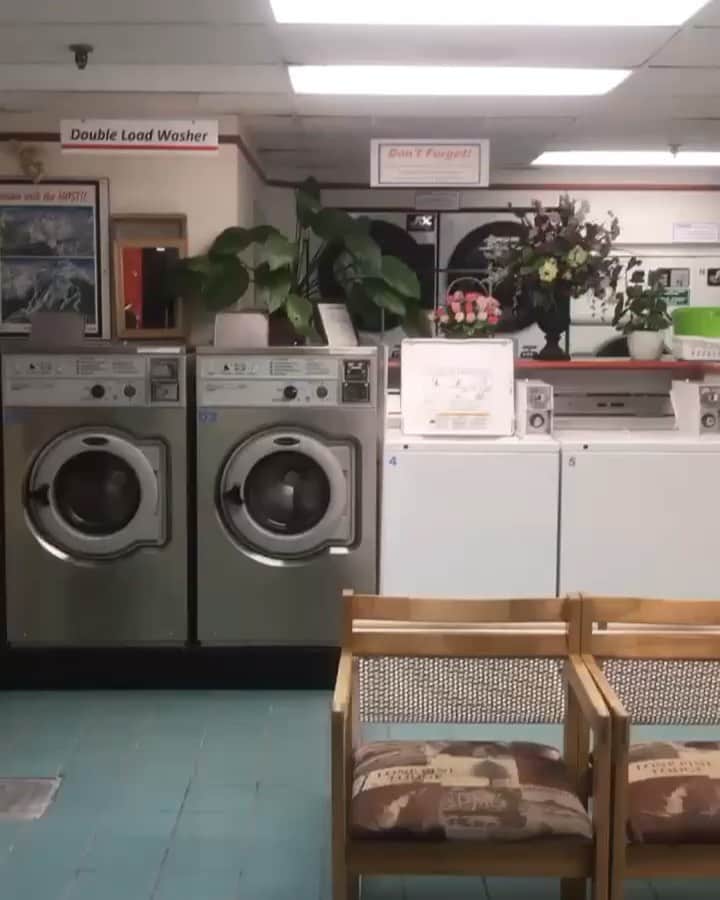 シアラ・ブラヴォのインスタグラム：「was very taken by this laundromat」
