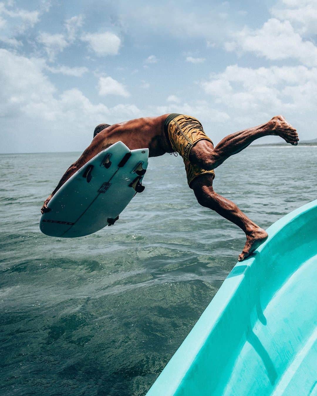 デビッドヤーマンのインスタグラム：「Dive into a world of creativity and artistry. — “I got into surfing because I looked at surfing as this subculture...I was more interested in the subculture and mystique around it.” —@jeffjohnson_beyondandback on how surfing inspires his lifestyle of freedom and art. 📷 @jimmychin #DYxJimmyChin」