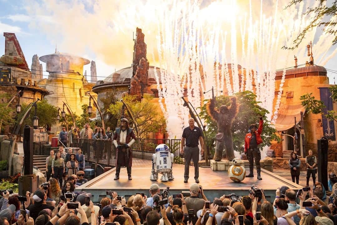 Disneyさんのインスタグラム写真 - (DisneyInstagram)「Hello – what have we here? Check out the adventure and excitement from the dedication ceremony for @StarWars: #GalaxysEdge at Disney's Hollywood Studios at @WaltDisneyWorld. See more at the link in bio.」8月29日 6時30分 - disney