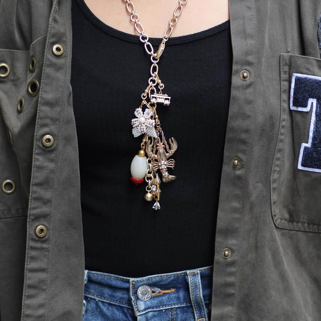 ルル フロストさんのインスタグラム写真 - (ルル フロストInstagram)「Lulu Style Tip: Create a “charm tassel” by clipping our Oval & Round Necklace in the front and leaving a few inches of chain hanging at center front. Then fill with baubles! #vintage #styletips #lulufrost #lfcharms」8月29日 6時37分 - lulufrost