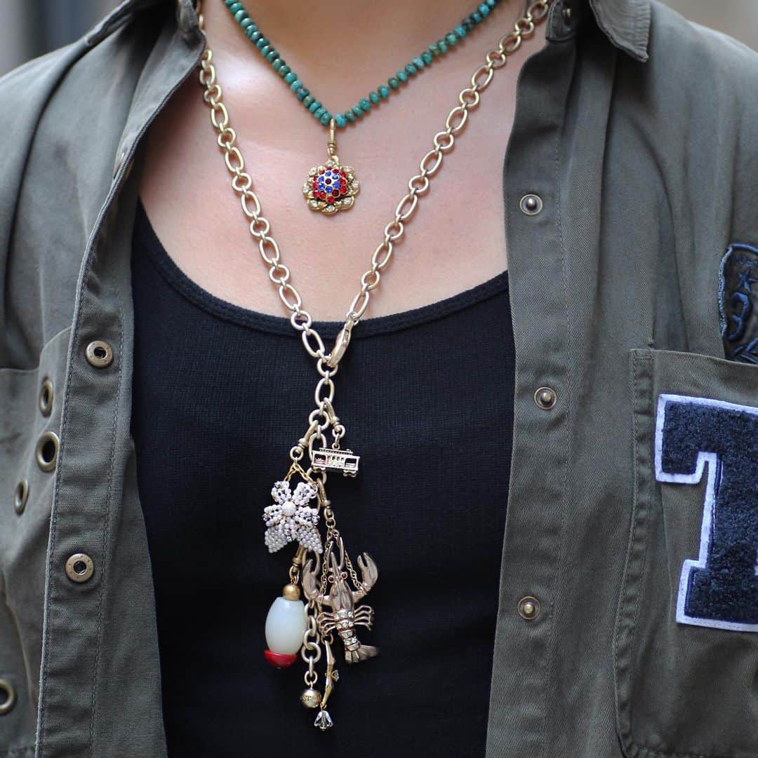 ルル フロストのインスタグラム：「Lulu Style Tip: Create a “charm tassel” by clipping our Oval & Round Necklace in the front and leaving a few inches of chain hanging at center front. Then fill with baubles! #vintage #styletips #lulufrost #lfcharms」