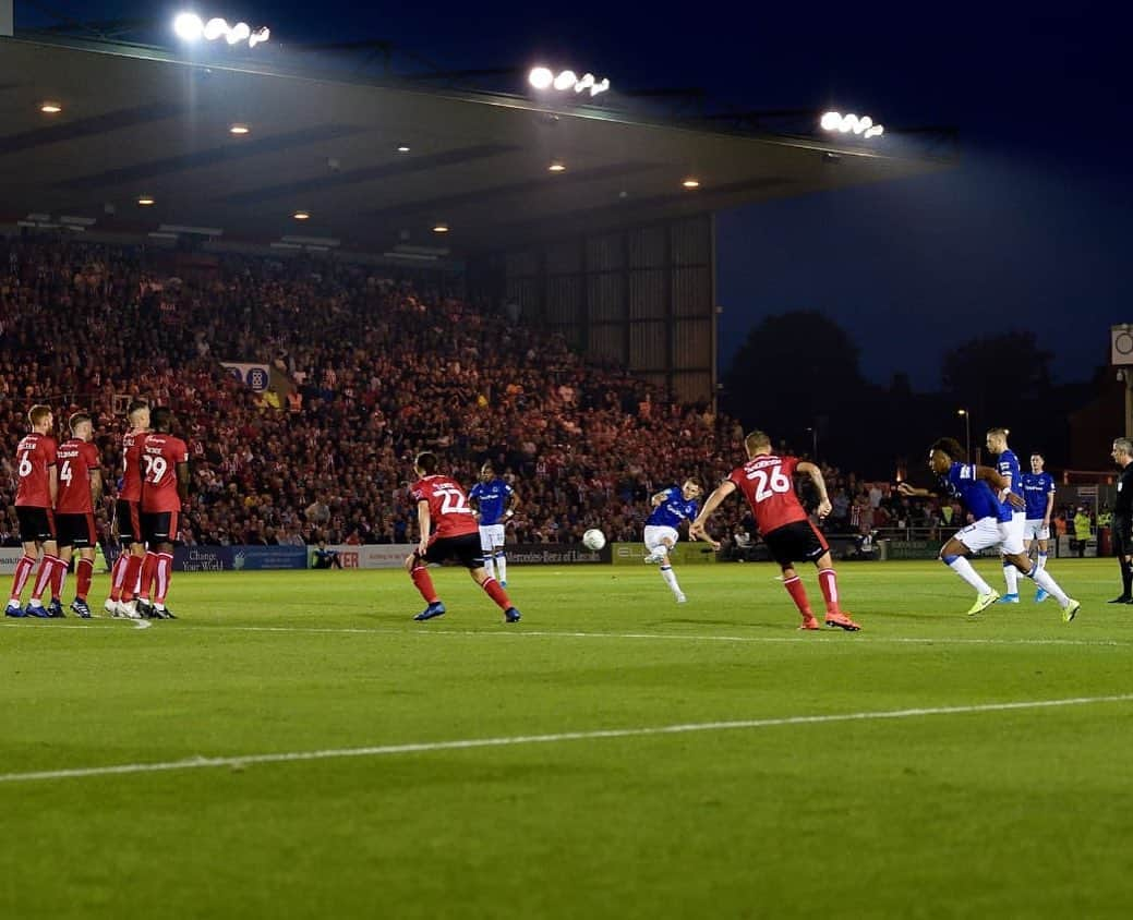 リュカ・ディニュさんのインスタグラム写真 - (リュカ・ディニュInstagram)「Important win tonight with character 💪🏼🤪💙 thanks for your amazing support #coyb #freekick #football #enjoy」8月29日 6時58分 - lucasdigne