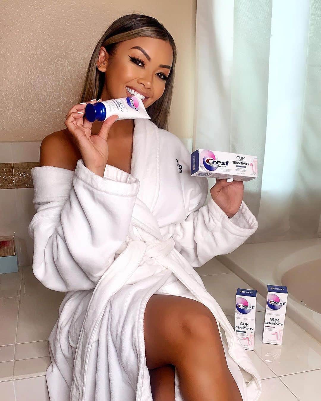 リアン Vのインスタグラム：「Love this new toothpaste from @Crest ! #ad New Crest Gum and Sensitivity starts working immediately to provide all day protection (with twice daily brushing) and provides sensitivity relief within 3 days! Get yours now at Target! #SoLongSensitiveTeeth! 😁🦷✨(Check the Target app for a $2-off coupon) #CrestSmiles #NoMoreMissingOut #TargetStyle #AvailableAtTarget」