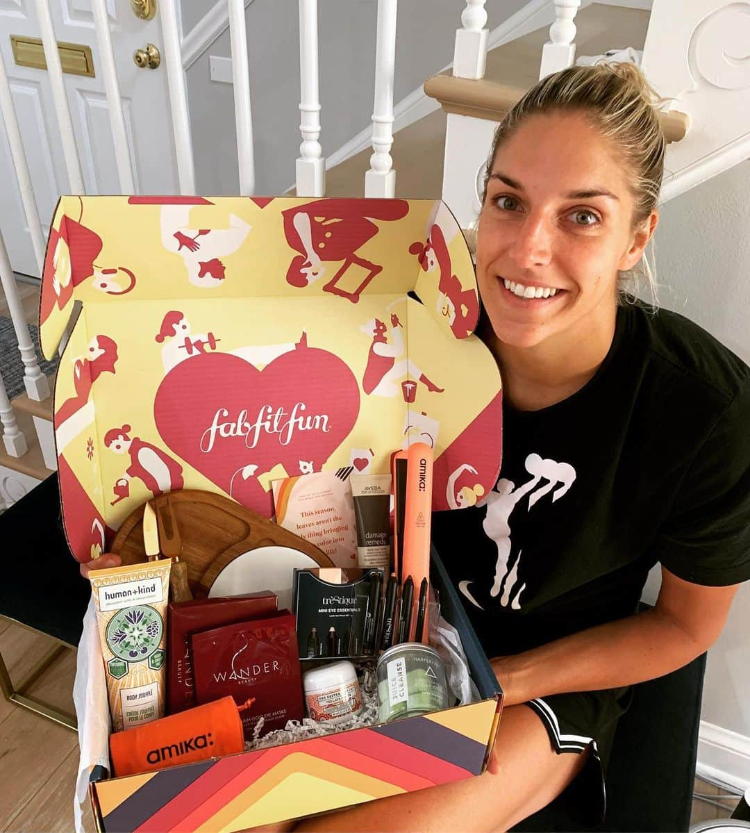 エレーナ・デレ・ダンさんのインスタグラム写真 - (エレーナ・デレ・ダンInstagram)「It’s getting late in the season, which means it’s a perfect time to be a #fabfitfunpartner. Self care all the way! I love that FabFitFun supports charities each season, and works with women-owned companies. AND I love the Better Skin Co mask 💁‍♀️And @mandadelle is into the cheese board because 🧀 is the best thing ever. Tag a friend in the comments below who needs some pampering, and use my coupon code ELENAD to get $10 off #womensupportingwomen #selfcare」8月29日 7時02分 - de11edonne