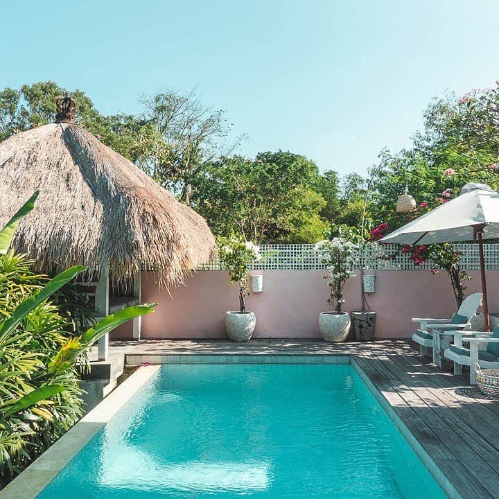 Airbnbさんのインスタグラム写真 - (AirbnbInstagram)「A short walk from Echo Beach, Superhost Michael’s Airbnb Plus villa is equally well-suited for lazy poolside days and intense surfing action. But the Canggu area has plenty of non-watery attractions, too. Start with brunch in the garden of Warung Goûthé.  Photo: @misstcs_」8月29日 7時04分 - airbnb