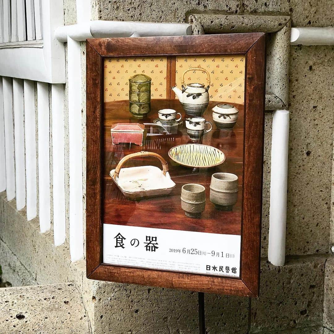 福田里香さんのインスタグラム写真 - (福田里香Instagram)「日本民藝館で、食の器展。 晩夏の暑さ対策は、まず 受け付け前にひっそり置いてある 大判の丸亀団扇を持って 閲覧するといいですよ。 @nihon_mingeikan • 18世紀スペイン🇪🇸の呉須絵の紋章皿が 今回の1番かわいいで賞。 • 土瓶は結局、ぜんぶかわいい。 • 明時代の狗ちゃん絵、かわいすぎる。 • 漆の菓子箱には、螺鈿細工を施すのが 必須らしい。 • アザミの花の菓子型なんてあるのね。 • 朝鮮の膳の間が圧巻。狗脚、虎脚の膳など。 • 麻布時代に焼いた珍しい リーチの楽焼きの急須と茶碗は宗悦の私物。 • マイケル・カーデューのガレナ釉、よき。 • 自分土産に竹箸を束で購入。 何本かは、先を削って 繊細な食材用の盛り付け箸に。 • ９月１日までですよ〜  #日本民藝館 #民芸お菓子」8月29日 7時06分 - riccafukuda