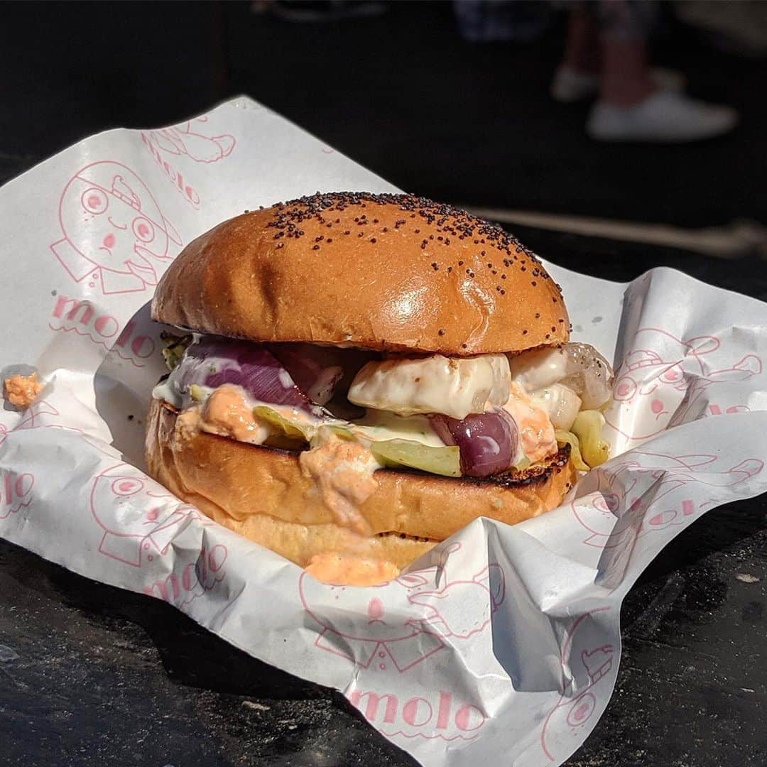 Eat With Steph & Coのインスタグラム：「We cannot get enough of burgers around here at the moment 🍔👀 mixing it up today though with @mololondon fish burger offerings - this is the gourmet scallop 👌🏻 — Once a month they have limited edition gourmet burgers for one weekend only and *this weekend* is scallops. Molo is a relatively new addition to east London and with one of the team ex novikov, were excited to see what they come up with next. There is talk of unagi for a future special . — Keep your 👀 peeled on the feed for more, if you’re lucky you’ll get a glimpse of the 🦀 🍔 —- Full detail - Seared Scallop Bun, with Colonnata lardo, scallop roe emulsion, fermented mustard cabbage, burned red onion and honey & lime mayo in a poppy seed brioche bun #mololondon #netilmarket」