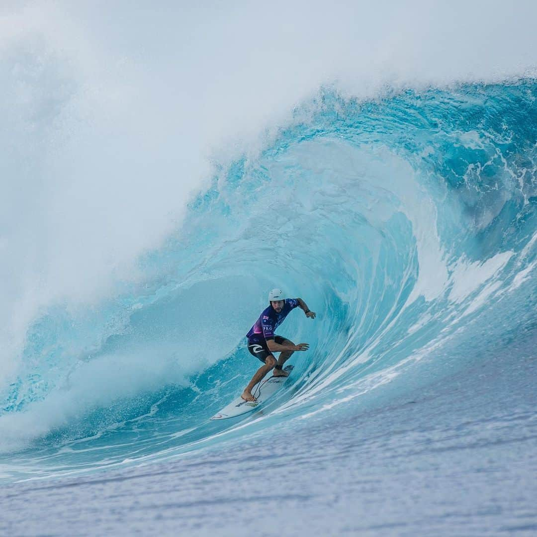 Surf Magazineさんのインスタグラム写真 - (Surf MagazineInstagram)「Following a perfect ten in the semis and a low nine to take the lead off @gabrielmedina (who, until then, had been pillaging the End of the Road for every goddamn cent its worth), @owright became the safest dome to sit atop the Teahupoo podium since @floresjeremy. “I remember saying to myself, just go. You have a helmet on!” The last time Chopes was this heavy and critical in competition was 2014 when Gabby took the W. For how Owen Medina’d Medina, link’s in bio. Photo: @wsl」8月29日 7時25分 - stab