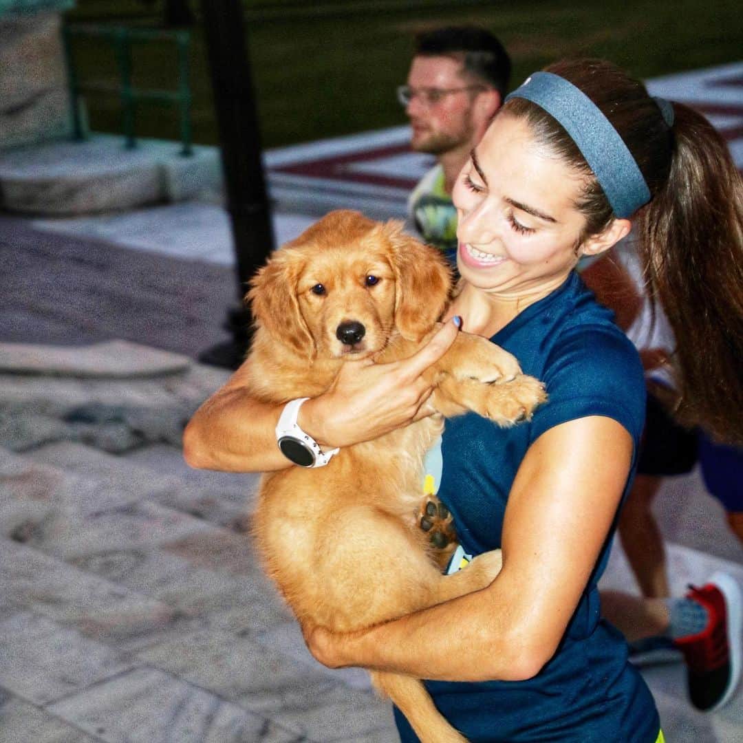 マリッサ・キャステリのインスタグラム：「A puppy makes every 5:27am workout better! . . . . . *#stairsforbreakfast #novemberproject #puppiesofinstagram #novemberprojectpvd #rhodydog #rhodeisland #dogdaysofsummer #justshowup」