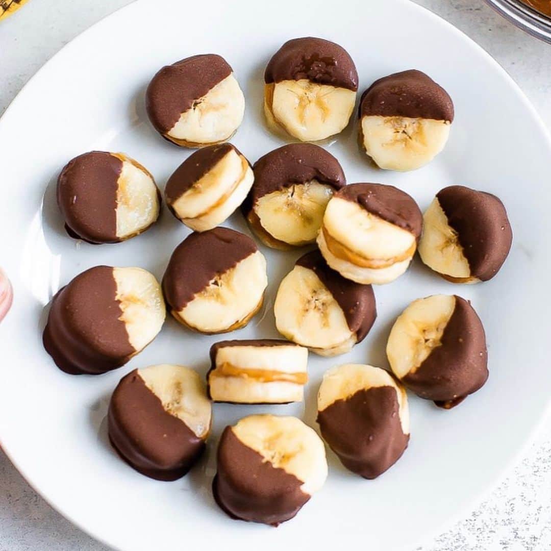 Whole Foods Marketさんのインスタグラム写真 - (Whole Foods MarketInstagram)「These chocolate-covered banana pops from @eatingbirdfood are the perfect after-school snack. Or after work. Or just because.」8月29日 7時28分 - wholefoods