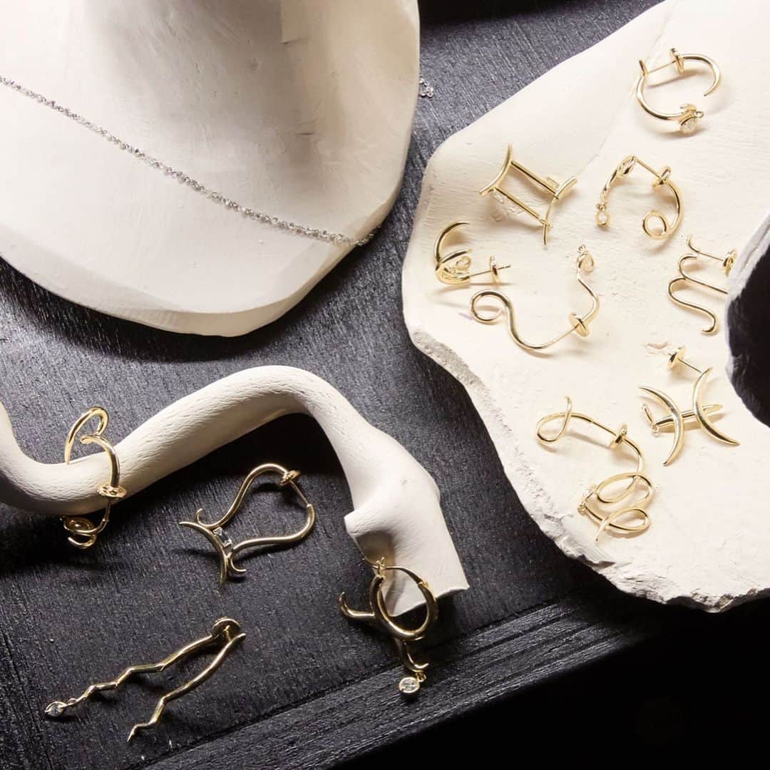 稲木ジョージのインスタグラム：「Literally I wear these zodiac earrings everyday🤩 Available on @milamorejewelry online shop now☄️ ミラモアの星座ピアスが、やっと公式ウェブサイトにアップされたよー天秤座なのに毎日魚座のピアスつけてるwダイヤが揺れるのもかわいい😍💎」