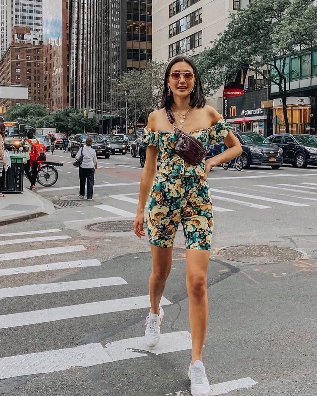 デレクラムさんのインスタグラム写真 - (デレクラムInstagram)「Out and about in #NYC @laurajung in the #DerekLam Lorraine Sunglasses. #modoeyewear #dereklameyewear」8月29日 7時49分 - dereklam