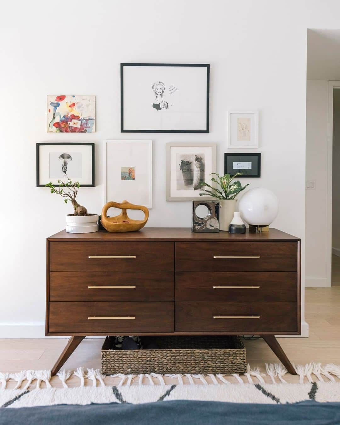 west elmさんのインスタグラム写真 - (west elmInstagram)「The Wright Dresser is so handsome it's making us blush 😳Tour @johnakite_ + @zosiamamet's cozy NYC bedroom through the link in our bio! #dresser #midcenturydesign #gallerywall #sustainablysourced」8月29日 7時49分 - westelm