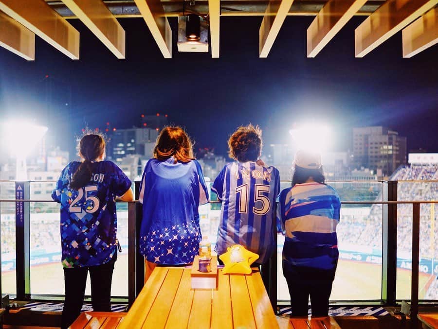 のインスタグラム：「⚾️ 🍱🍺 . 昨晩は、今年新設された屋上テラス席、 はじめてのベイディスカバリーBOXシート席。 . 試合前ギリギリでなんとか雨がやみ、 今季最長、5時間の試合 (普段は約3時間)、 そして今季イチの、超超超ドラマティックな結末。 一晩明けて… あ゛ーー声が出ず。 . #baystars #ハマスタのオモ子 #現地11勝7敗 #ベイディスカバリーBOXシート #お弁当付き 🍱 #崎陽軒 #シウマイブランケット #友人私物」
