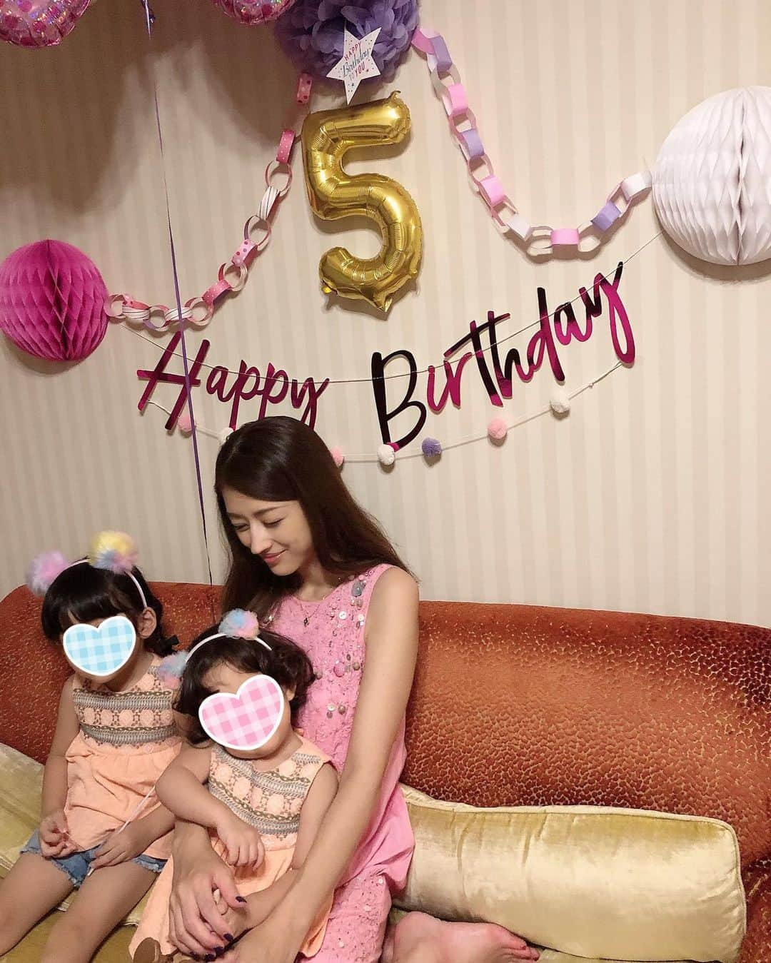 小沢真珠さんのインスタグラム写真 - (小沢真珠Instagram)「昨日は上の娘の5歳のお誕生日でした♪今年はお家でお祝いしました❤︎今夜は「ルパンの娘」の第8話がOAです！  #お誕生日#お誕生日会 #姉妹コーデ#お揃い#jessicasimpson#2歳#天パ#5歳#コズレ#ママリ#親バカ部#姉妹ママ#女の子ママ#ベビフル#sisters#instakids #生まれてきてくれてありがとう」8月29日 7時55分 - maju_ozawa