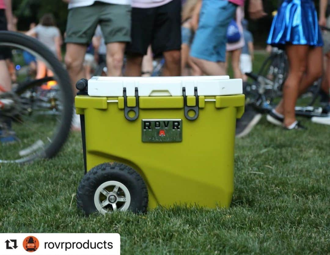 株式会社津田商会のインスタグラム：「RovR RollR45qt Moss キャンプ、フェス、ピクニック、サイクリングなどなど、秋のアクティビティに最高のクーラーボックスです。 ・ #rovrcoolers #ローバークーラー #rovr #ローバー #キャンプ #キャンプ道具 #外遊び #キャンプギア #アウトドア #camp #クーラーボックス #camper #camping #ファミリーキャンプ #outdoor #キャンプ飯 #キャンピング #グランピング #フェス」