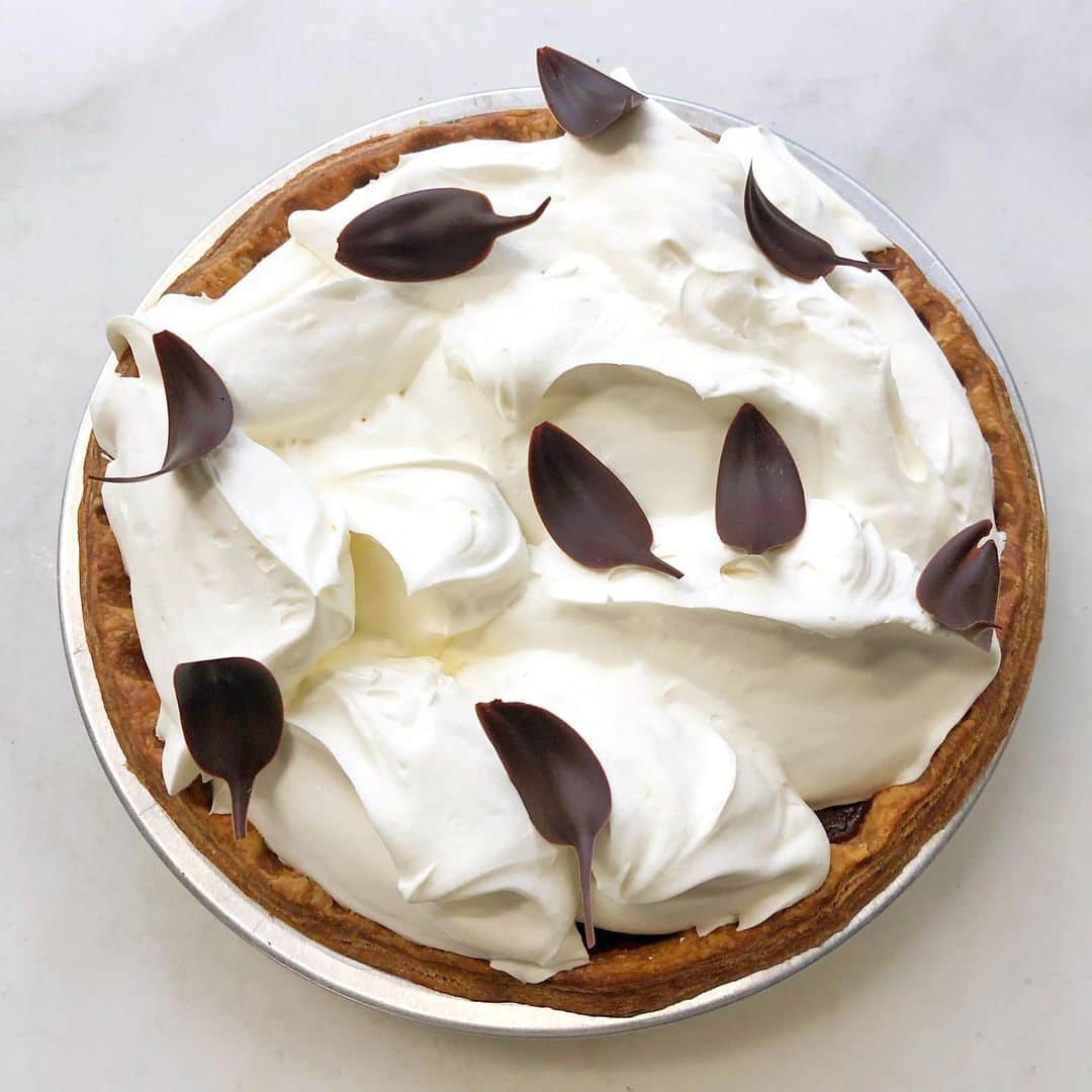 DOMINIQUE ANSEL BAKERYさんのインスタグラム写真 - (DOMINIQUE ANSEL BAKERYInstagram)「Something chocolate is a must for #DAKPieNight, and this one’s courtesy of Danny Meyer @dhmeyer and his USHG team: a classic Chocolate Cream Pie with silky chocolate topped high with airy Chantilly cream, handmade dark and milk chocolate “feathers,” and a touch of flaky Maldon sea salt, set within a golden flaky pie crust. *** Tickets launch this FRIDAY 8/30 at 12pm at pienight.dominiqueanselkitchen.com (via Resy) for Pie Nights on Tuesdays-Thursdays 9/10-12, 9/17-19, 9/24-26, and 10/1-3.  #DAKPieNight @dominiqueanselkitchen」8月29日 8時06分 - dominiqueansel
