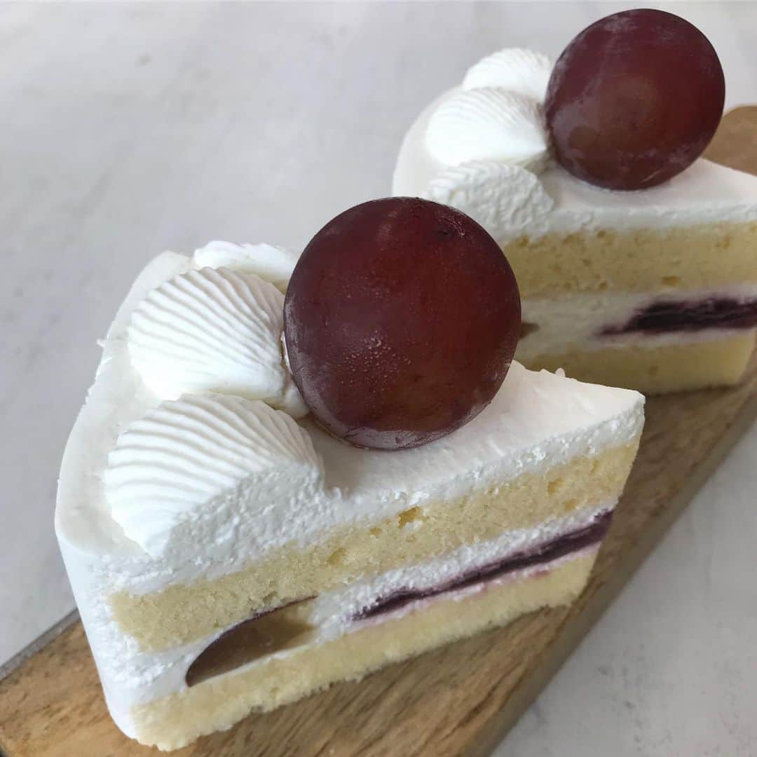 のインスタグラム：「パティスリー キハチ 伊勢丹新宿店 限定販売の「ルビーロマンのショートケーキ」は大きな「ルビーロマン」をまるごとひと粒飾りました。  ルビーロマンに赤ワインを入れたぶどうジュレとヨーグルトを加えた爽やかなチーズクリームを合わせショートケーキに仕立てました。 . 石川県で誕生したルビーロマンは、見た目の美しさ、粒の大きさ、そして何よりそのジューシーな甘さで市場デビューとともに注目された特別な品種です。 糖度18度以上という巨峰並みの甘さで酸味は控えめながら後味はあっさりした味わいが特徴です。 . . 販売期間：8/28～9/3　※各日16点限り、なくなり次第終了。 . 販売店舗：パティスリー キハチ 伊勢丹新宿店　 https://www.kihachi.jp/patisserie/shoplist/shinjuku/ . . #伊勢丹 #伊勢丹新宿店 #伊勢丹新宿店限定 #キハチ #パティスリーキハチ #KIHACHI #patisseriekihachi  #ルビーロマン #ルビーロマンのショートケーキ #ぶどうスイーツ #ぶどうショート #ぶどうのショートケーキ #sweets #tokyosweets」