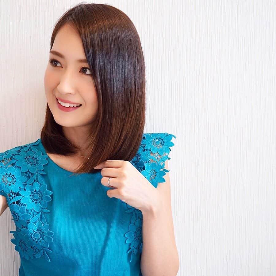 花岡維生のインスタグラム：「大好きなDianeの新商品、Miracle youをお試しさせて頂きました！ 桐谷美玲ちゃんの美しいCMを見て気になっていたんです😍 ＊ 髪を短くしてから、ストレートヘアにしていることも多いので、一日中ツヤのある美髪になりたいと思っていました😣💦 Dianeを使ってみて、ツヤがでてまとまる髪を実感☺️💕 潤い成分が豊富なオーガニックギーオイルを、日本で初めて使っているそうです😳✨ 朝、ヘアアイロンで毛先を内巻きにするので、特に毛先のダメージが気になっていたのですが、ヘアセラムがさらにダメージケアしてくれて、つるんとまとまるので嬉しいです🥰 髪にツヤがでてまとまると、朝のスタイリングも楽ちんになりました☺️🧡 イエローとブルーのボトルデザインも可愛い😘❤ @dianeperfectbeauty  #Diane #ダイアンパーフェクトビューティー #シャンプー #セラム #ミラクルユー #ギーオイル #枝毛補修 #カラープロテクト #sponsored #ミラクルリペア」