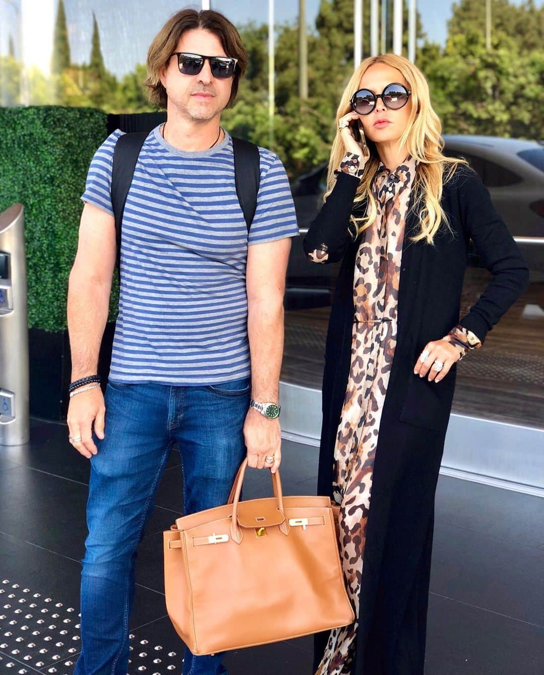 レイチェル・ゾーさんのインスタグラム写真 - (レイチェル・ゾーInstagram)「I think me and my  @rbermanus have a slightly different idea of office attire ...and yes he’s holding my insanely heavy 👜💼 #worklife #ceo #oppositesattract 🥰❤️xoRZ」8月29日 8時25分 - rachelzoe