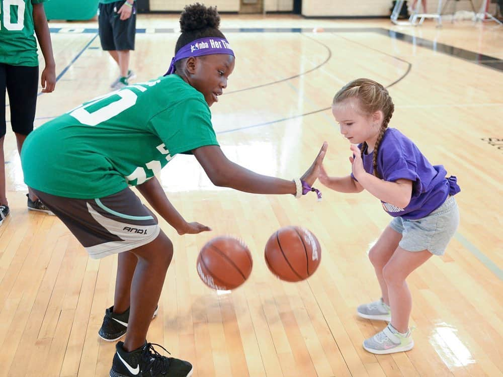 ボストン・セルティックスさんのインスタグラム写真 - (ボストン・セルティックスInstagram)「@gordonhayward brought his girls out to the #HerTimeToPlay Jr. Celtics clinic today to get some reps in with the next generation of ballers ⛹️‍♀️」8月29日 8時35分 - celtics