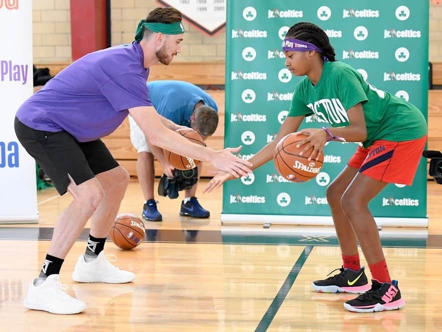 ボストン・セルティックスさんのインスタグラム写真 - (ボストン・セルティックスInstagram)「@gordonhayward brought his girls out to the #HerTimeToPlay Jr. Celtics clinic today to get some reps in with the next generation of ballers ⛹️‍♀️」8月29日 8時35分 - celtics