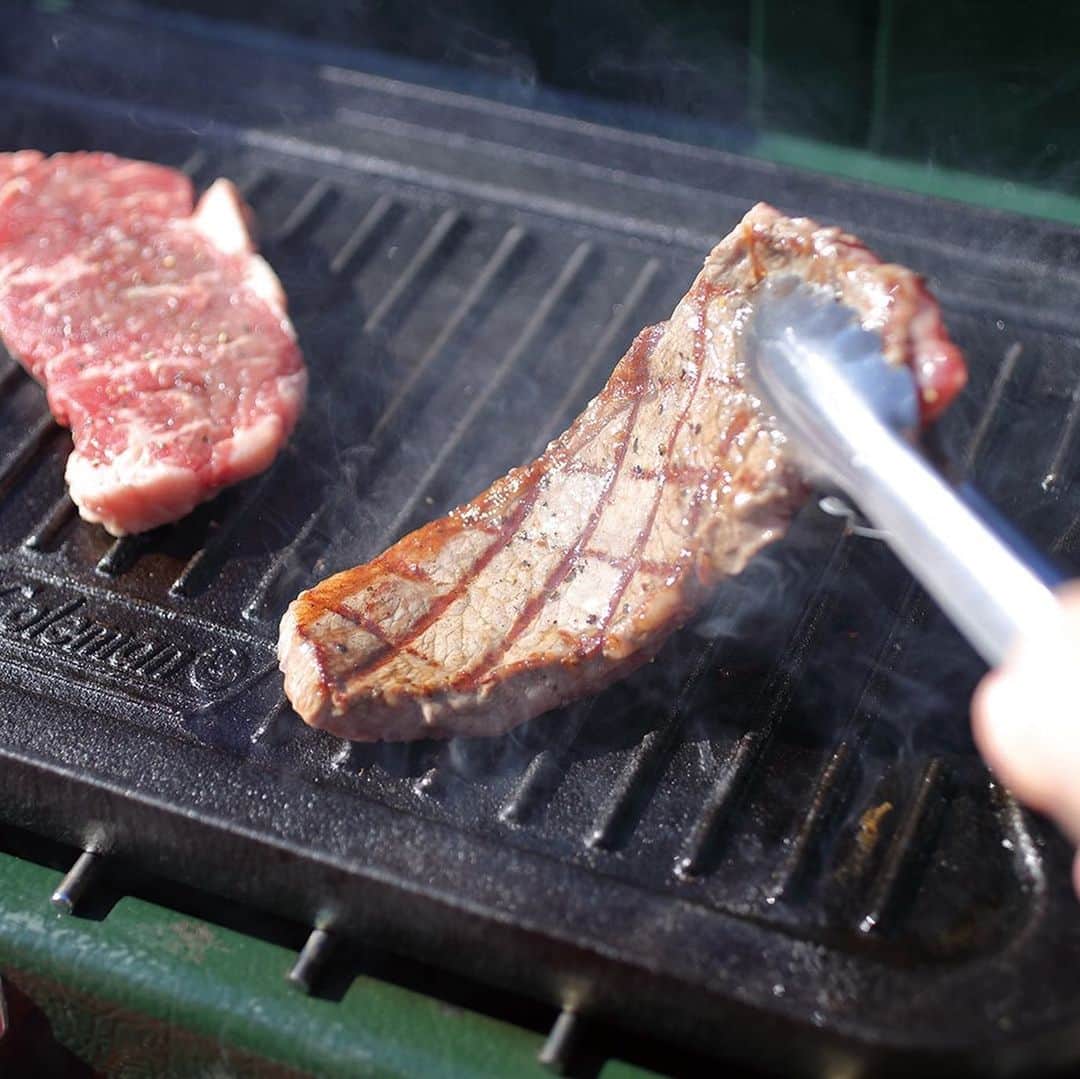 Coleman Japanのインスタグラム：「＼今日はみんなでヤキニク🍖♪／ #鉄板グリル や、#炭火 で焼いたお肉は外はカリッと中はやわらかくジューシー。  みんなで食べる #BBQ ならもっと美味しい！😋 ・ ・ ・ #焼肉の日 #灯そうColeman #灯そうコールマン #灯そう #Coleman #コールマン #Outdoor #アウトドア #焚き火 #BBQ #Barbecue #バーベキュー #Coolspiderpro #クールスパイダープロ #ガソリンツーバーナー #413Hパワーハウスツーバーナー #アウトドアレシピ #私のコールマン #私のコールマンレシピ」