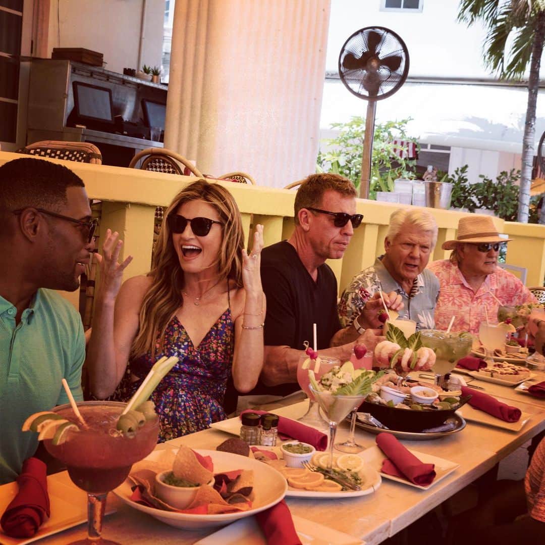 エリン・アンドリューズのインスタグラム：「#BTS South Beach @nflonfox Super Bowl shoot...🍹🍾🏈」