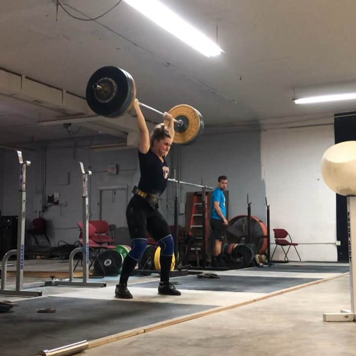 マッティ・ロジャーズのインスタグラム：「Not the prettiest of lifts today, but I survived! Millions (literally) of snatches on the minute this morning & this nasty complex & things in the afternoon. Wednesday is now stank day from now on Bc if you don’t put some stank on the lifts.... they’re not happening. Proud of my work today & DEFINITELY ready for a recovery day tomorrow @rehband @2poodperformance」