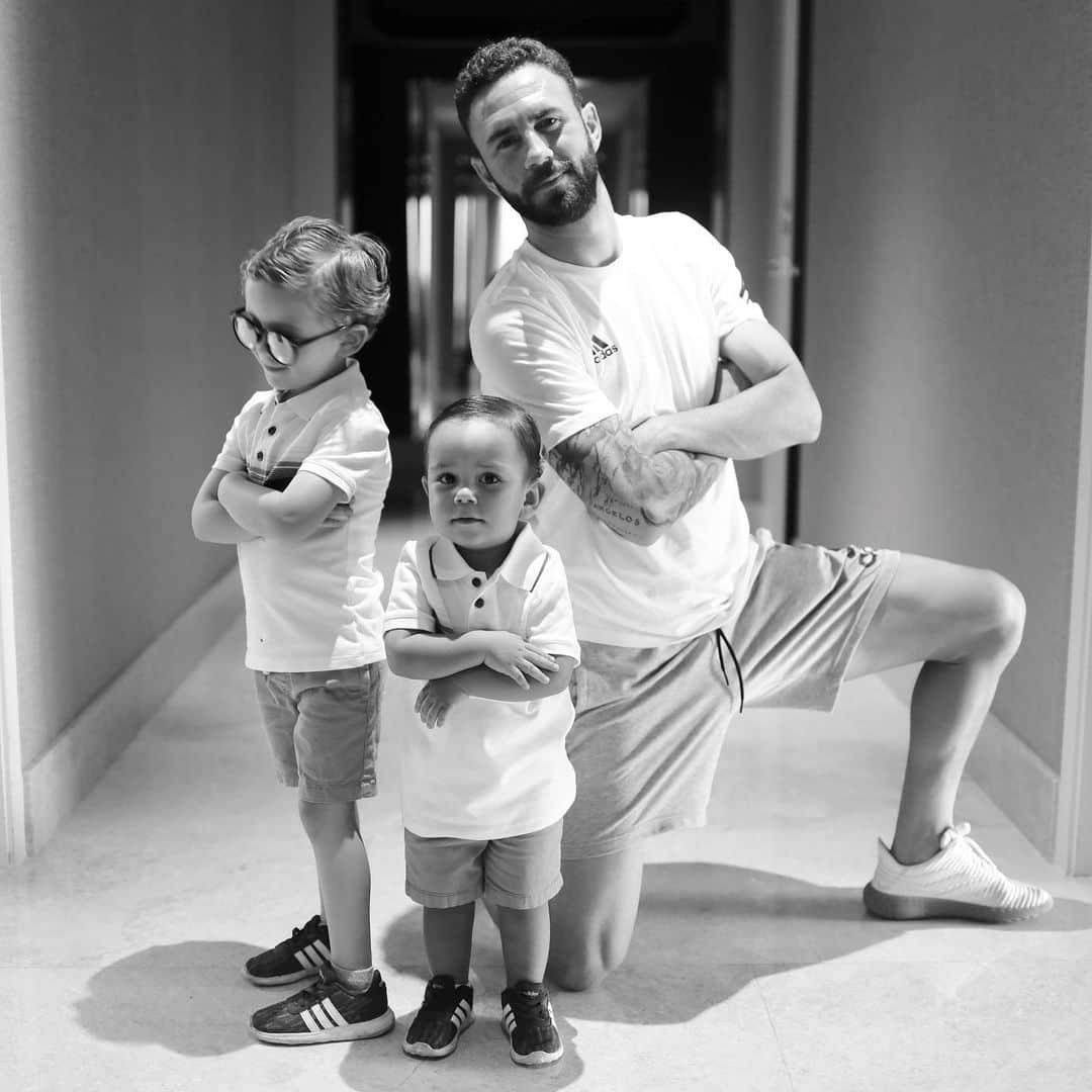 ミゲル・ラジュンのインスタグラム：「Mi pandilla!! 😍🤪 . 📸 @bernyfloresoficial  #dad #sons #family」