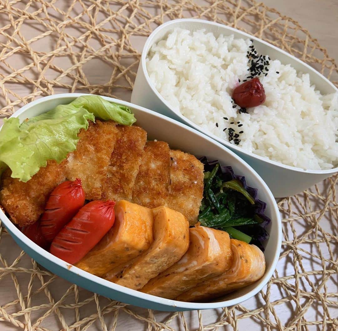 本田しおりのインスタグラム：「#今日のお弁当  #鶏胸肉海苔チーズはさみフライ #小松菜のおひたし🥬#一味入りコンソメ卵焼き#赤ウインナー  #お弁当 #本田弁当 #旦那さん弁当 #神ちゃん弁当  #神弁」