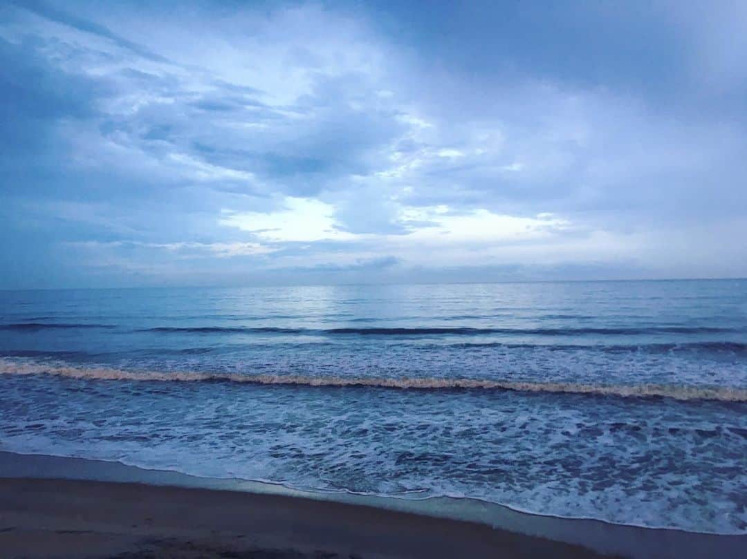 レイチェル・パーソンズのインスタグラム：「Storms comin’... might need to evacuate school😂」