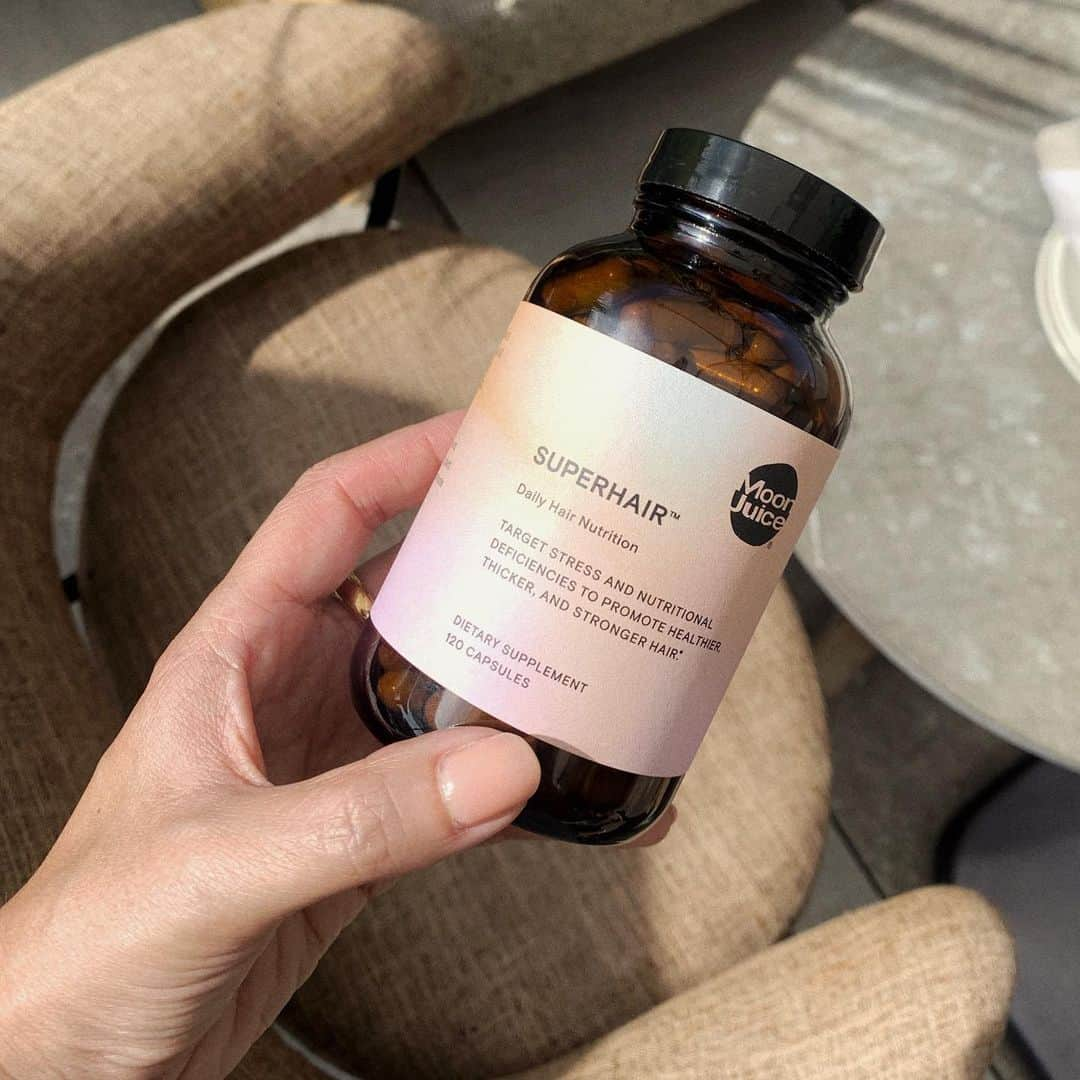 Marianna Hewittさんのインスタグラム写真 - (Marianna HewittInstagram)「forever on the hunt for a new hair vitamin so @moonjuice superhair is next up to test. This one helps for thicker, stronger, healthier hair, brows, and lashes (yes please to all of the above) it’s also non gmo, gluten free, vegan and there’s no soy, sugar or dairy. Have you tried this one yet? I just linked it in stories if you’re into it」8月29日 8時58分 - marianna_hewitt