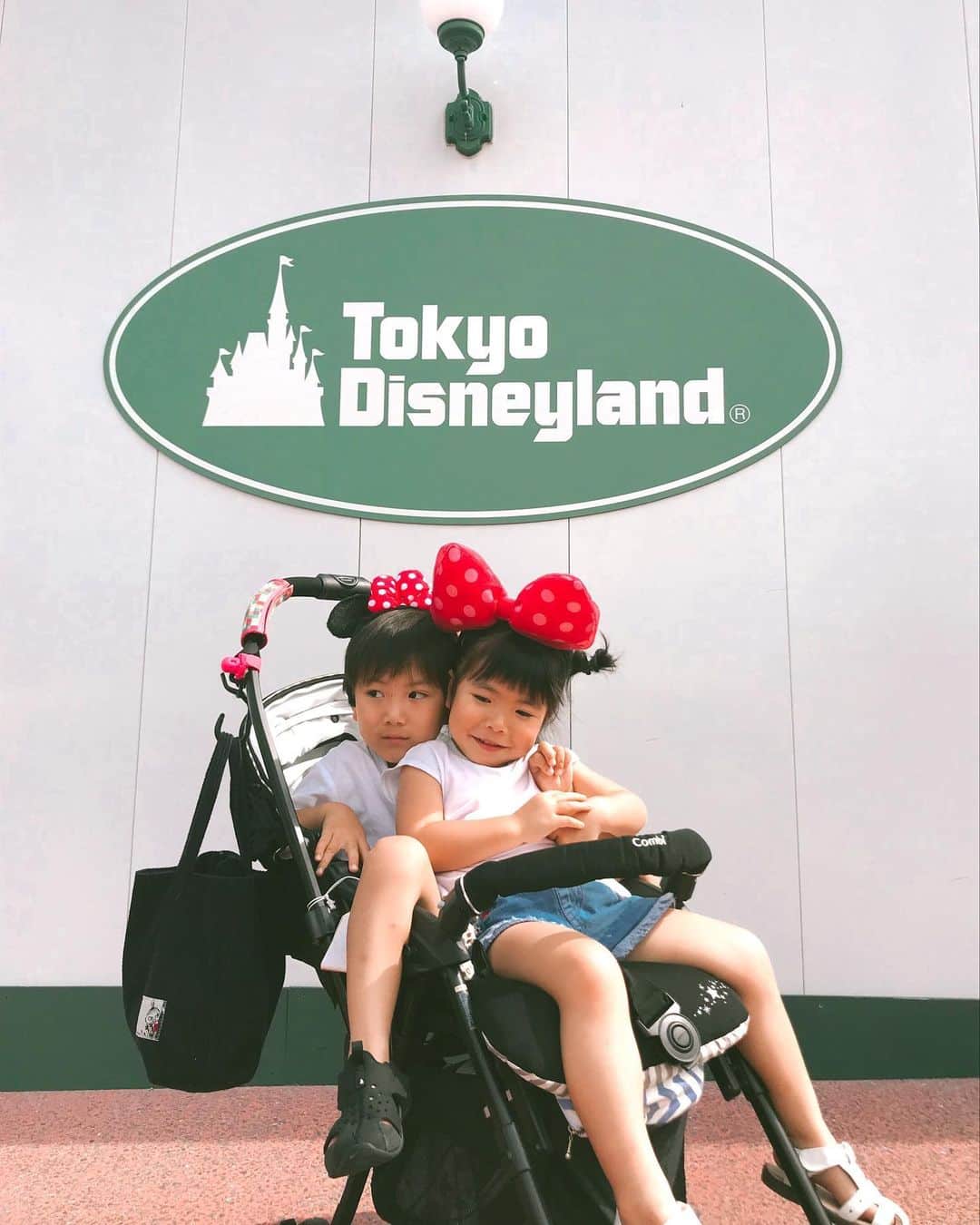 高橋菜摘のインスタグラム：「🐭❤︎🏰 夏休みなのに空いてた♥️ 天気も曇りで過ごしやす〜🌤 夜風が気持ち良すぎて幸せいっぱい感じたなっ❤︎ ビックサンダー2回も乗って独身時代のよう😹 今回は妹ちゃんはお留守番だったから 息子と親友達とたっぷり楽しめました♪ 全員ディズニー通だから効率良し🙆‍♀️ それにしてもこのチビカップルが可愛くて カメラロール2人だらけ👫笑 近づいてきた来週の5歳の誕生日。 たくさんの人におめでとうって 言ってもらえて良かったね💛 __________________ #disney」